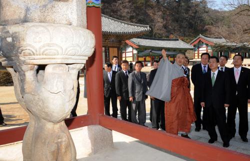 한승수 총리 법주사 방문 이미지