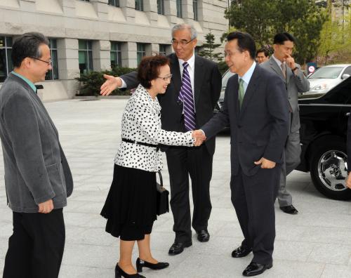 한승수 총리 국립중앙박물관소장 정조어찰 관람 이미지