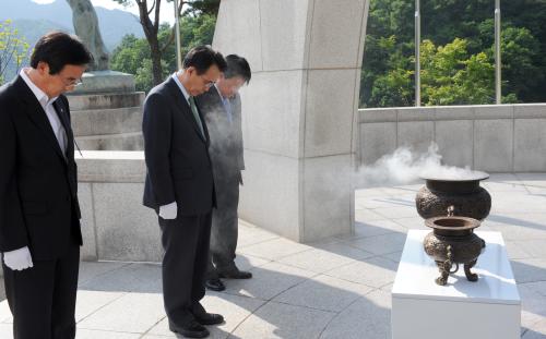 한승수 국무총리 평화의종 공원 방문 이미지