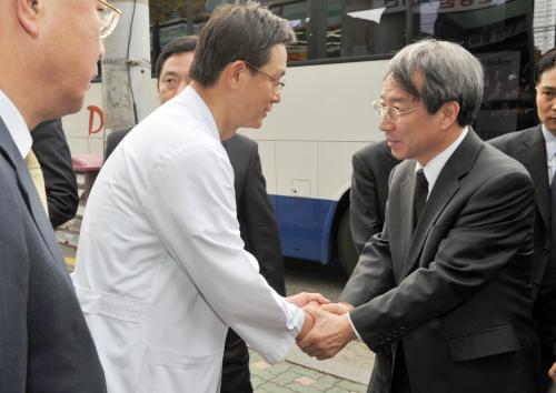 정운찬 국무총리 부산실탄사격장 화재사고 부상자 및 유족위로 이미지