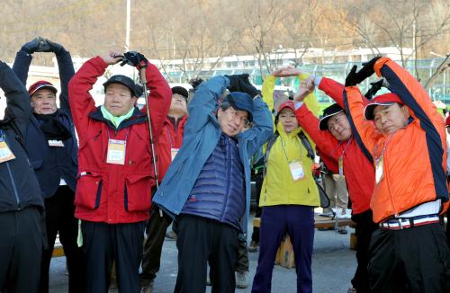 정운찬 총리 중소기업인과 등산 이미지