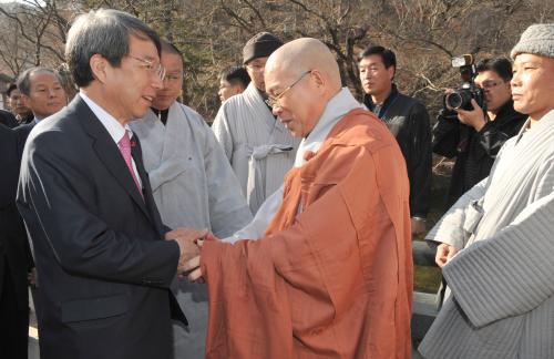 정운찬 총리 마곡사 방문 이미지