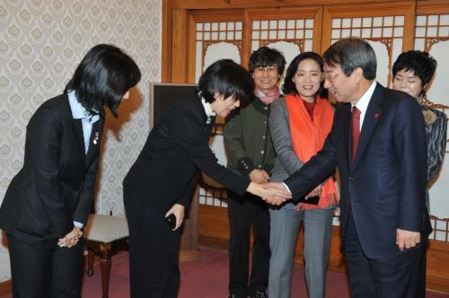 정운찬 총리 여성친화사회문회조성 기여자 오찬 간담회 이미지