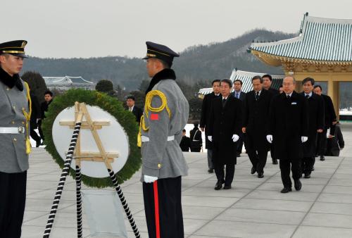 정운찬 총리 국립대전현충원 참배 및 용산사태 순직경찰관묘지 참배 이미지