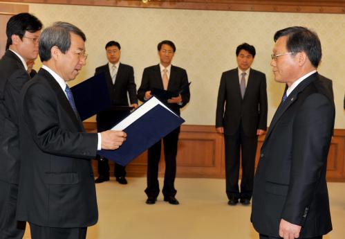 정운찬 총리 국립대(군산대, 목포대) 총장 임명장수여 이미지