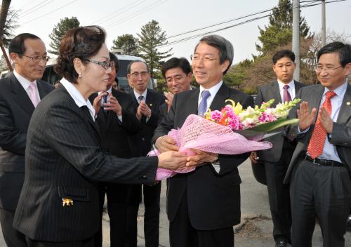 정운찬 총리 공주 탄천면사무소 방문 이미지