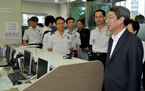 정운찬 총리 서강지구대 방문 이미지