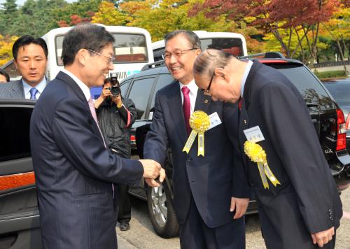 김황식 총리 제28회 대통령기 이북도민 체육대회 이미지