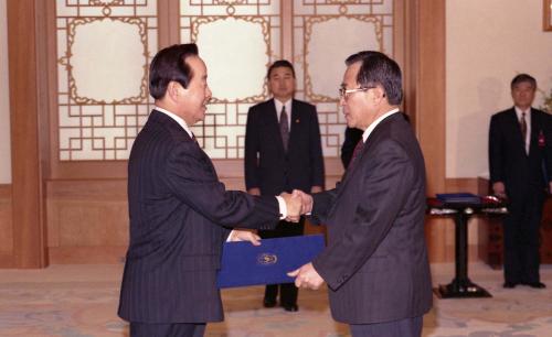 김영삼 대통령(김두희-법무부 장관, 고병우-건설부 장관, 송정숙-보건사회부 장관, 이원종-서울시장, 홍순영-외무부 차관) 임명장 수여식 이미지