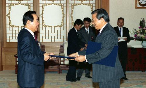 김영삼 대통령 민자당 보궐선거 공천자(부산 동래갑 강경식, 부산 사하구 박종웅, 경기 광명 손학규) 공천장 수여식 이미지