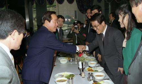 김영삼 대통령 대구은행 방문, 직원격려 및 오찬 이미지