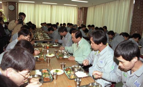 김영삼 대통령 기아특수강 공장 시찰 이미지