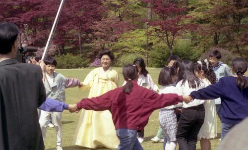 김영삼 대통령 부인 손명순 여사 어린이 특집행사 참여 이미지