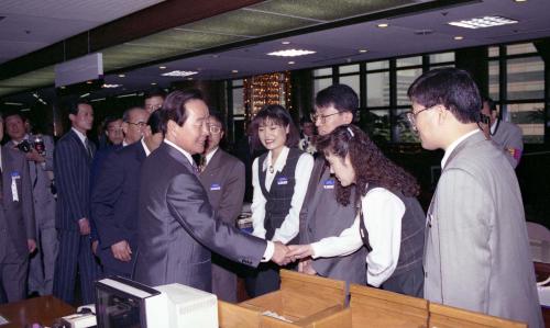 김영삼 대통령 중소기업 구조개선 사업보고 대회 참석 이미지