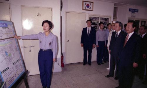 김영삼 대통령 반포파출소, 반포우체국, 새마을금고 방문 격려 이미지