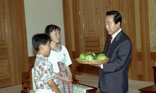 김영삼 대통령 거제 장목국민학교 학생에게 참외 선물 받음 이미지