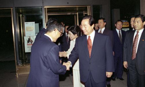 김영삼 대통령 내외분 예술학교 제1회 정기연주회 관람 이미지