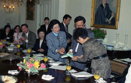 김영삼 대통령 부인 손명순 여사 워싱턴 한글학교 교사 접견 이미지