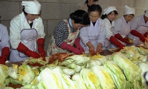 김영삼 대통령 부인 손명순 여사 청와대 본관식당 김장 참석 이미지