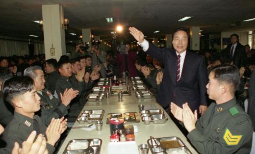 김영삼 대통령 해병 제2사단사령부, 육군사관학교, 공군 구성군사령부 순시 이미지