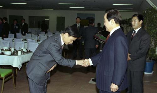 김영삼 대통령 종합청사 공무원(각부처)과 오찬 이미지