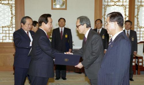 김영삼 대통령 공직자 윤리위원장 임명장 수여식 이미지