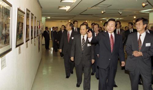 김영삼 대통령 제30회 한국보도사진전 관람 이미지