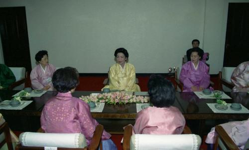 김영삼 대통령 부인 손명순 여사 해군사관학교 간부 부인 접견 이미지