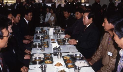 김영삼 대통령 제주 사회산업 연수원 방문, 오찬 이미지