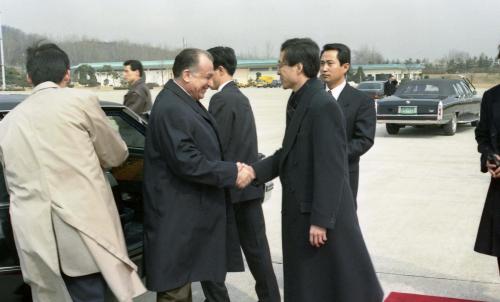 이온 일리에스쿠 루마니아 대통령 공항 출발 이미지