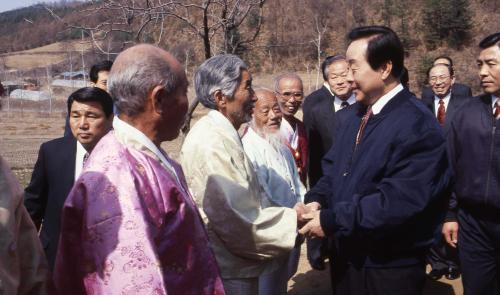 김영삼 대통령 한우사육장 방문, 지역주민 격려 오찬 이미지