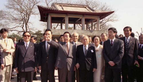 김영삼 대통령 중국 상하이 홍구공원 시찰 이미지