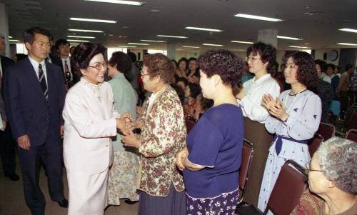 김영삼 대통령 부인 손명순 여사 장애인의 날 기념 예배 참석 이미지