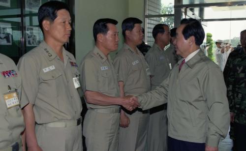 김영삼 대통령 해군 함대 사령부 시찰 이미지