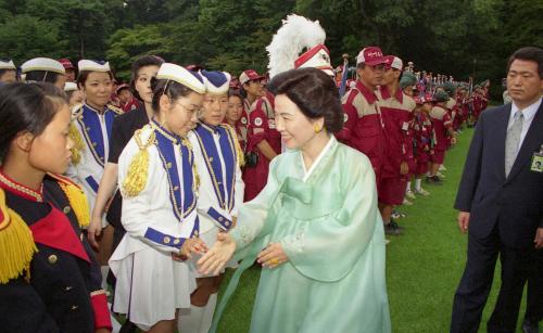 김영삼 대통령 부인 손명순 여사 어깨동무 국토순례단 접견 다과 이미지