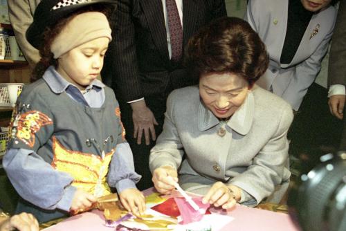 김영삼 대통령 부인 손명순 여사 영국 탁아소 방문 이미지