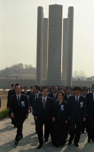 김영삼 대통령 4.19 묘역 성역화사업 준공 시찰 이미지