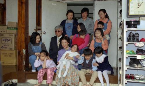 김영삼 대통령 부인 손명순 여사 중복 장애인 `라파엘의 집` 방문 이미지