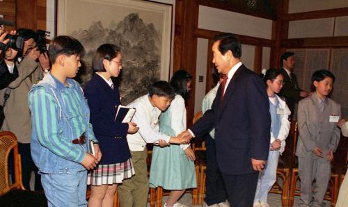 김영삼 대통령 어린이 신문기자와 회견 이미지