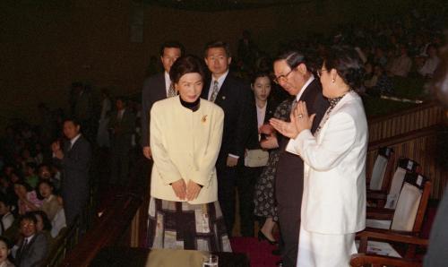 김영삼 대통령 부인 손명순 여사 정트리오 공연 관람 이미지