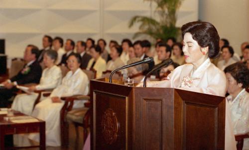 김영삼 대통령 부인 손명순 여사 자랑스러운 이화여대인상 수상 이미지