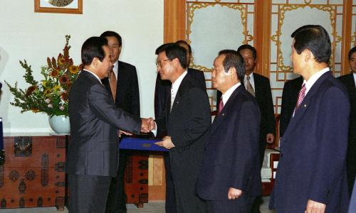 김영삼 대통령 민자당 당직자 임명장 수여식(사무총장 강삼재, 정책의장 김종호, 총무 서정화, 대변인 손학규) 이미지