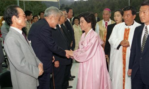 김영삼 대통령 부인 손명순 여사 노체리안드리 자애병원 준공식 참석 이미지