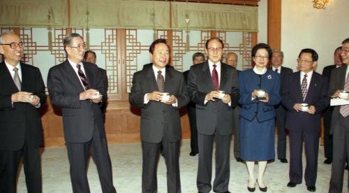 김영삼 대통령 광복 50주년 기념사업위원과 오찬 이미지