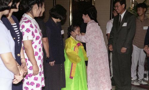 김영삼 대통령 부인 손명순 여사 방콕 토요한인학교 교사 및 학생 접견 이미지