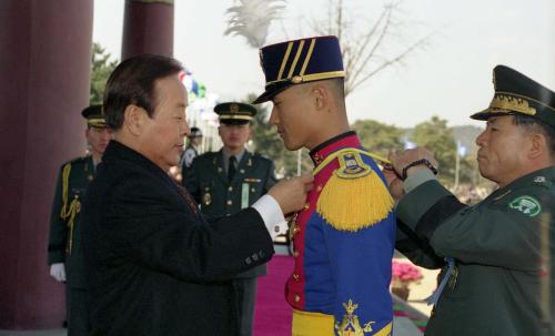 김영삼 대통령 내외분 1996년 육군사관학교 졸업식 참석 이미지