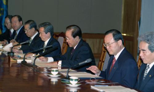 김영삼 대통령 경제장관회의 주재 이미지