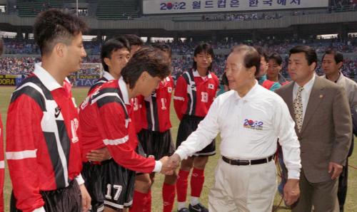 김영삼 대통령 국가대표팀-올림픽대표팀 축구경기 관전 이미지