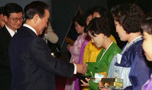 김영삼 대통령 신한국당 제1회 전국위원회 참석 이미지