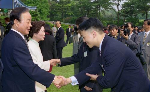 김영삼 대통령 하버드대학교 아시아 및 국제관계 프로젝트 서울회의 참석자 격려 이미지